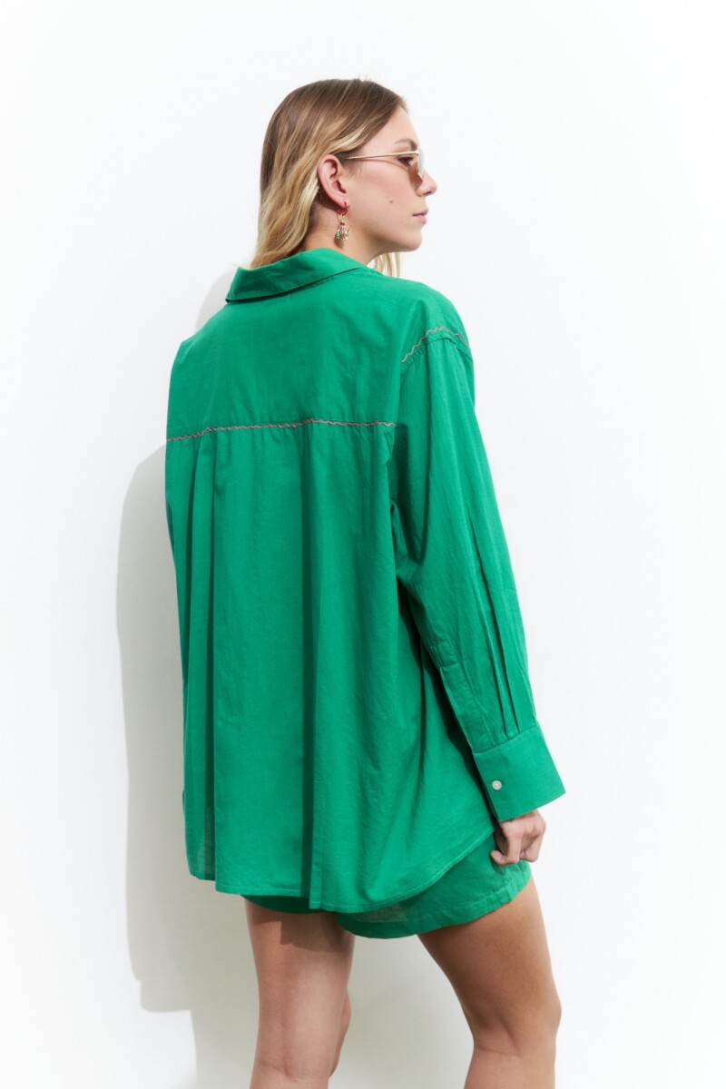 Camisa con pespuntes verde