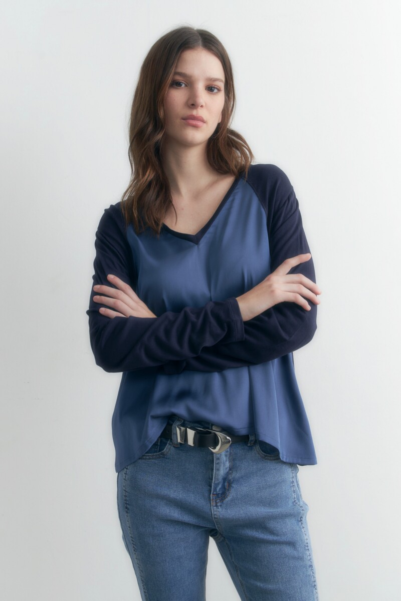 Blusa escote en V bicolor azul marino