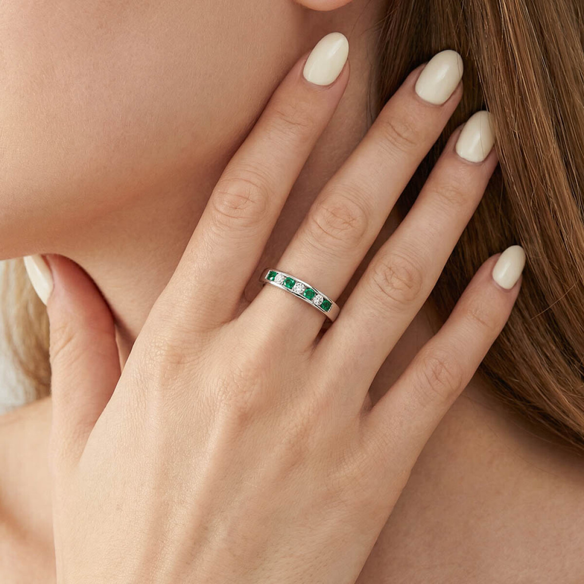 Anillo medio sinfín Chana M de oro blanco 18k con brillantes y esmeraldas 