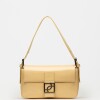 Cartera al hombro Signature en cuero charol Vainilla