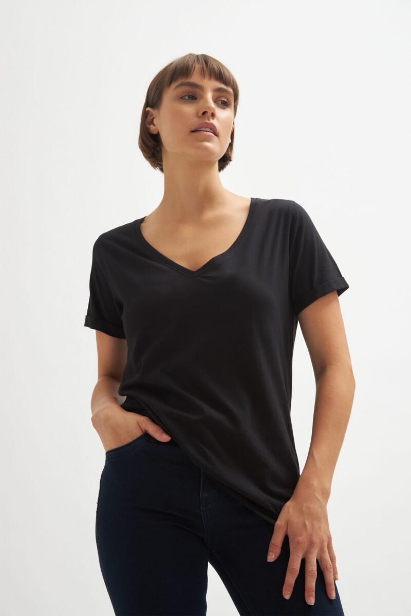 Remera escote V negro