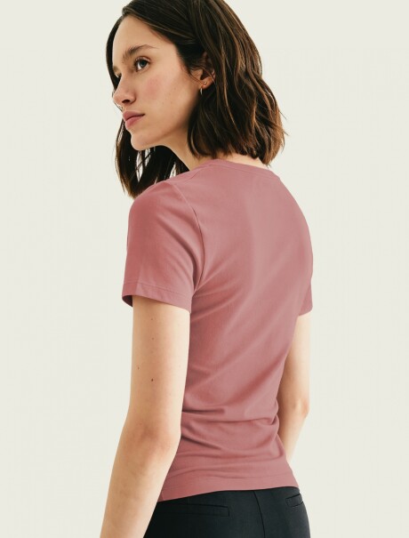 CAMISETA BÁSICA SLIM CUELLO EN V ROSADO
