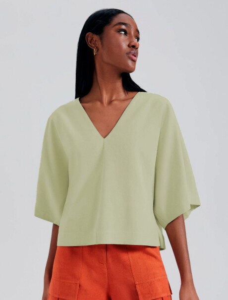 BLUSA MODELO REGULAR EN LINO VERDE