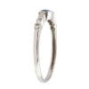 Anillo de oro blanco 18k con brillantes y zafiro azul oval central Anillo de oro blanco 18k con brillantes y zafiro azul oval central