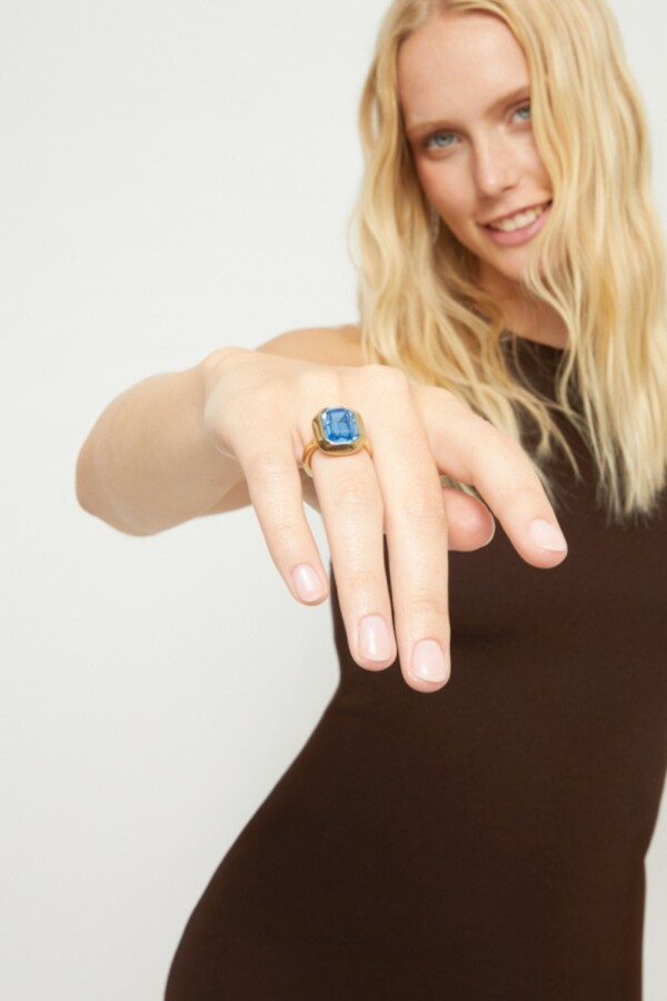 ANILLO DE ALEACIÓN DE METALES BAÑADO EN ORO 18K CON CRISTAL FACETADO AZUL Anillo