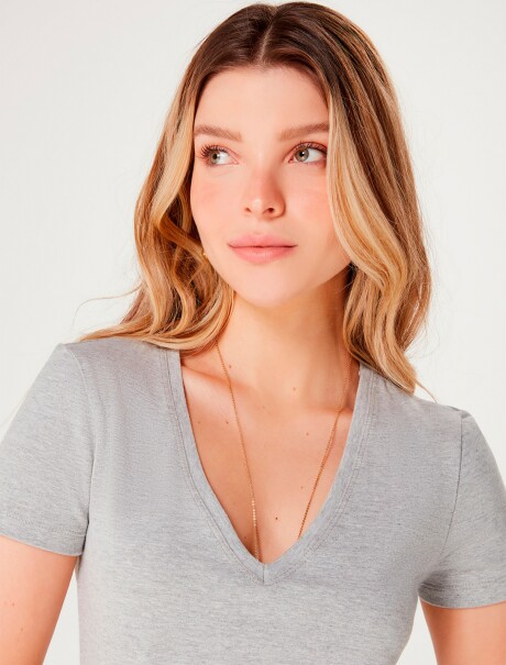 CAMISETA BÁSICA MANGA CORTA CUELLO EN V GRIS