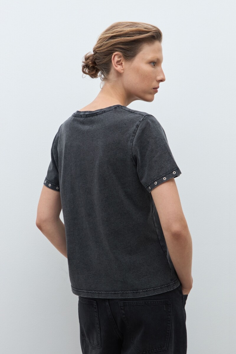 Remera con ojalillos metálicos negro