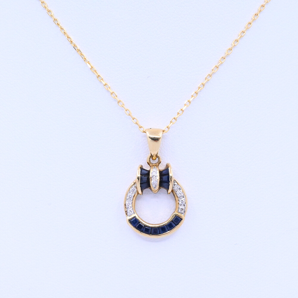 Dije oro 18k con zafiros y brillantes. Dije oro 18k con zafiros y brillantes.
