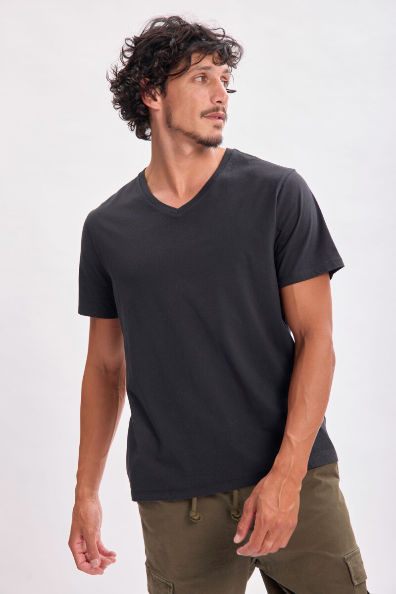 Remera manga corta cuello en v Negra