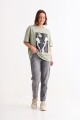 Remera m/c estampada colección Editorial VERDE OLIVA