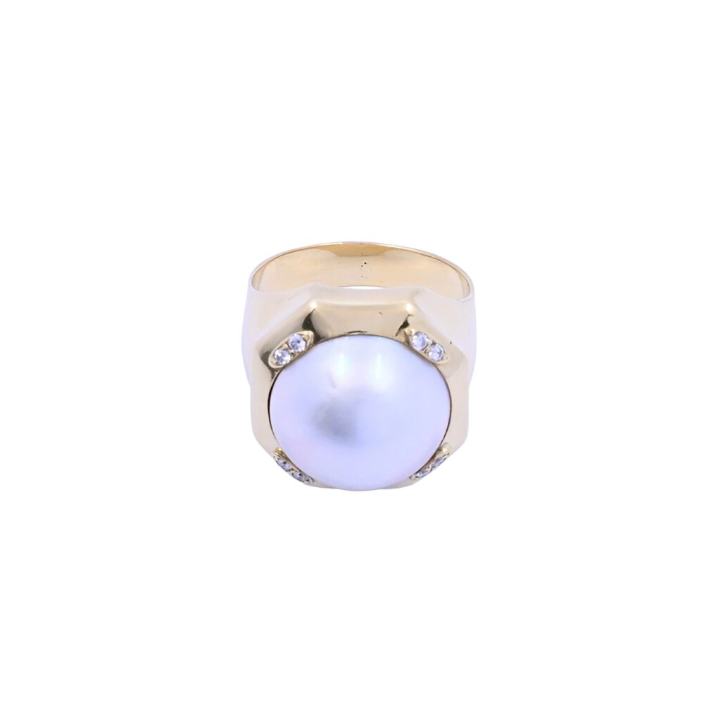 Anillo oro 18k con madre perla y brillantes. Anillo oro 18k con madre perla y brillantes.