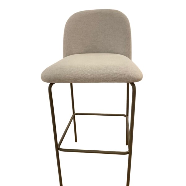 Banco Alto para barra base y patas metal choco leve / Asiento y respaldo tapizado tela Clara Banco Alto para barra base y patas metal choco leve / Asiento y respaldo tapizado tela Clara