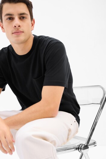 Remera Con Bolsillo Hombre True Black