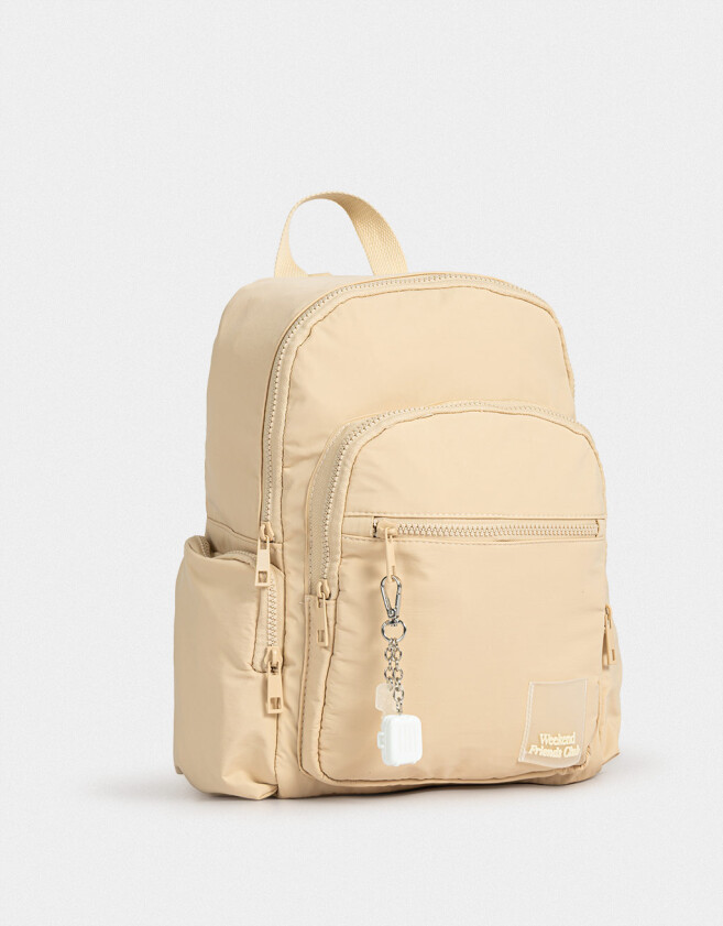 Mochilas Urbanas Mochila Urbana Con Charm - Marron Beige