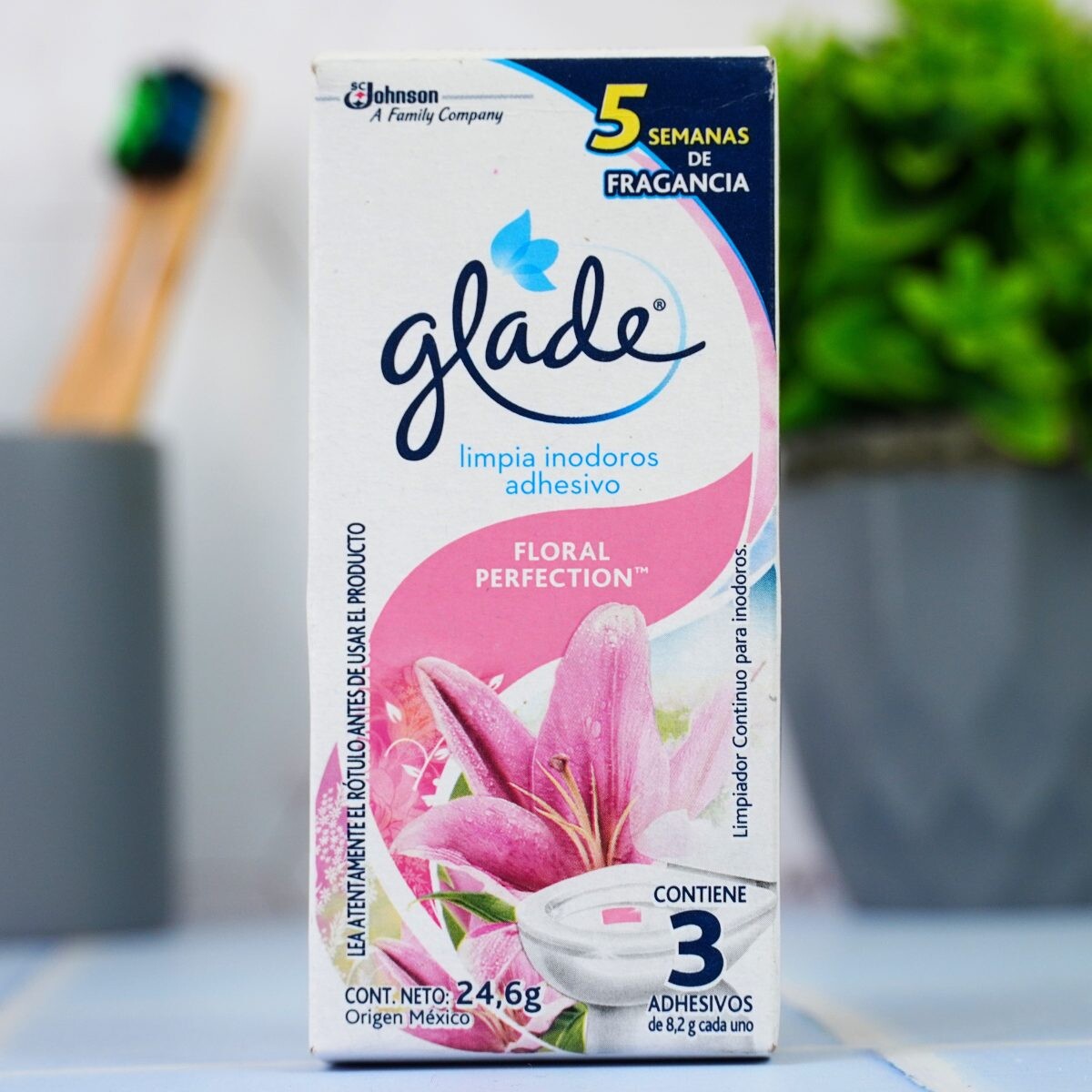 Bloque para inodoro adhesivo Glade floral 