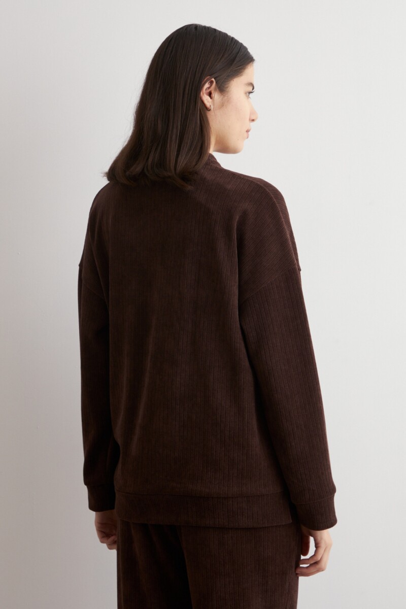 Sweater acanalado con cierre chocolate