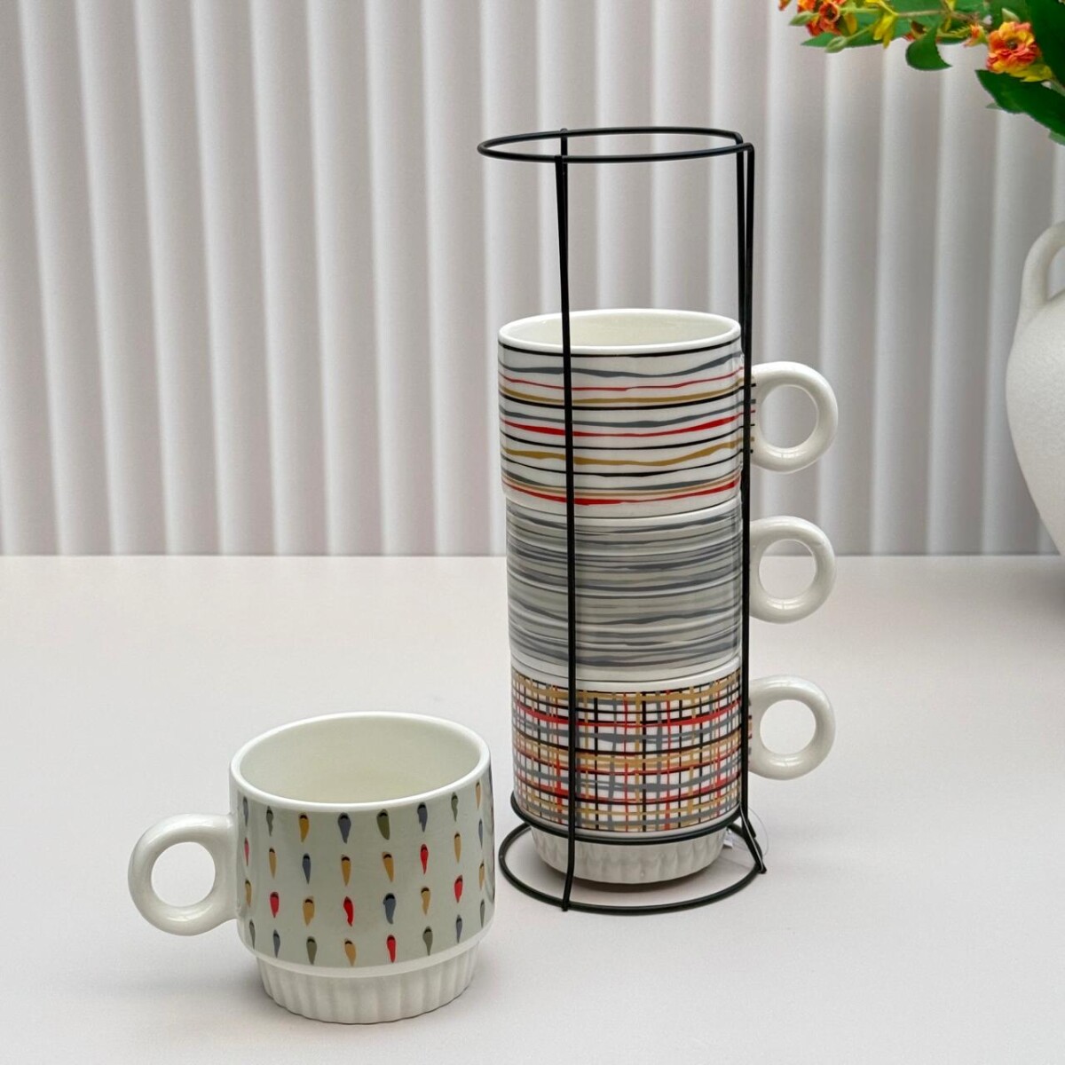 Juego De 4 Tazas Cerámica Apilables Base Metálica 250 ml. 