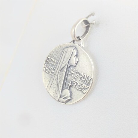 Medalla religiosa de plata 925, Virgen María Reina de la Paz, diámetro 2.3cm. Medalla religiosa de plata 925, Virgen María Reina de la Paz, diámetro 2.3cm.