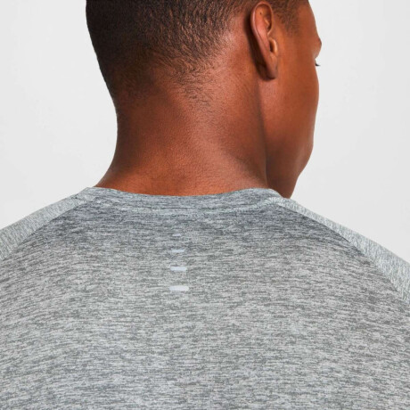 Remera Nike Dri-Fit Adv Stride Top de Hombre Gris