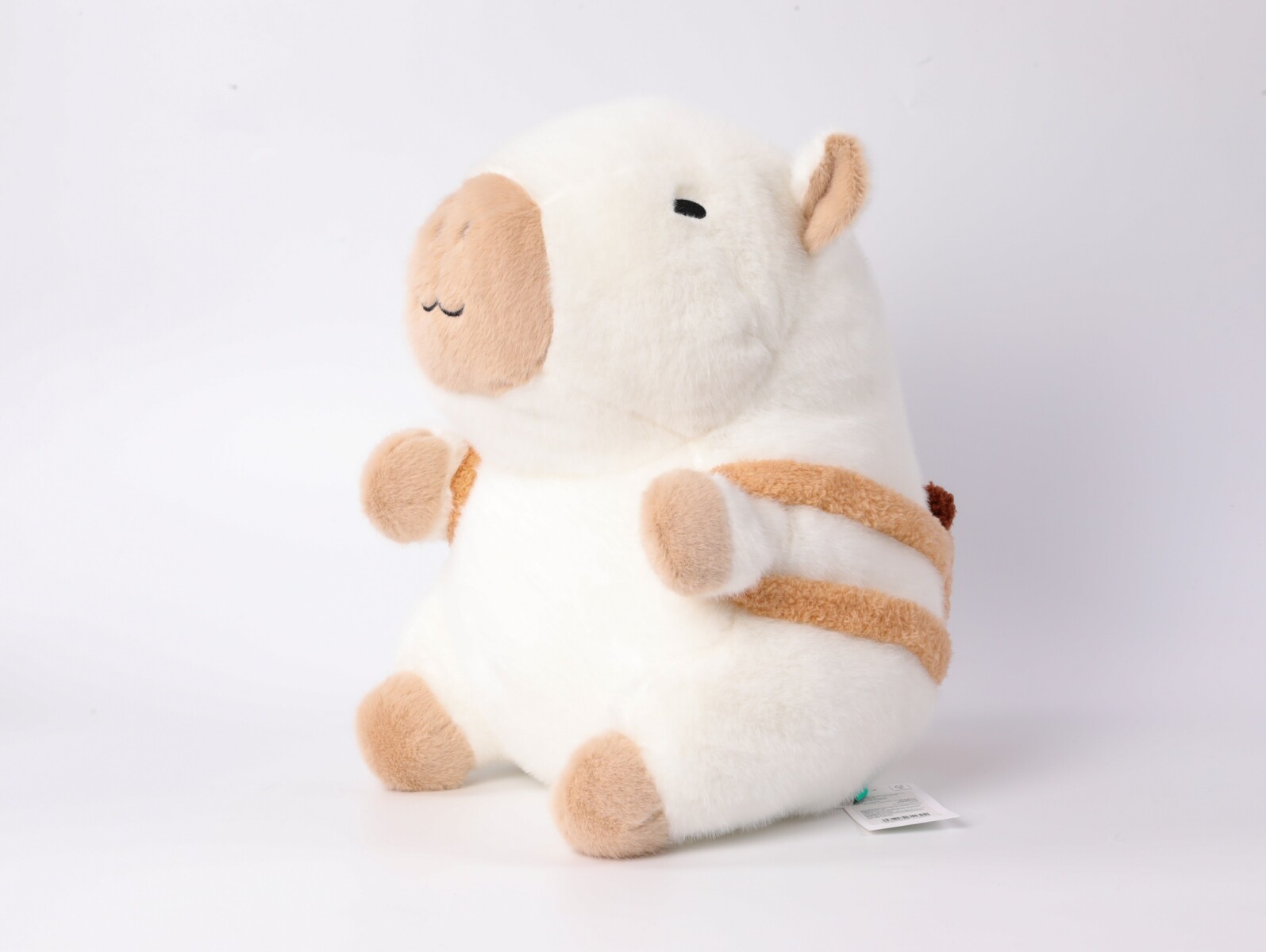 CARPINCHO BLANCO CON MOCHILA MARRÓN DE 35 CM 