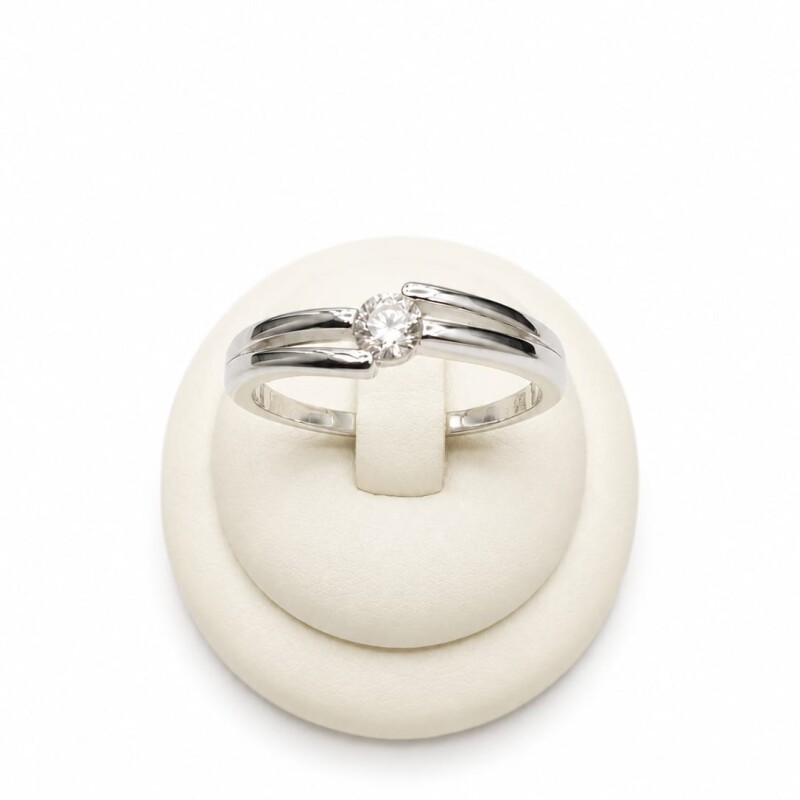 Anillo con zirconia al centro Anillo con zirconia al centro