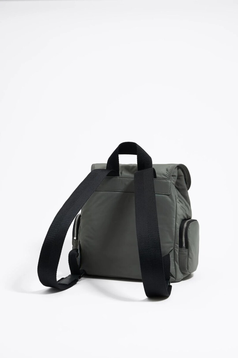MOCHILA MEDIANA POCKET Gris