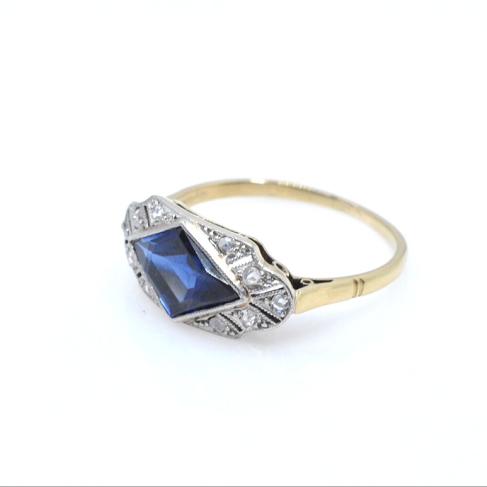 Anillo en oro 18k con piedra de color azul y diamantes Anillo en oro 18k con piedra de color azul y diamantes