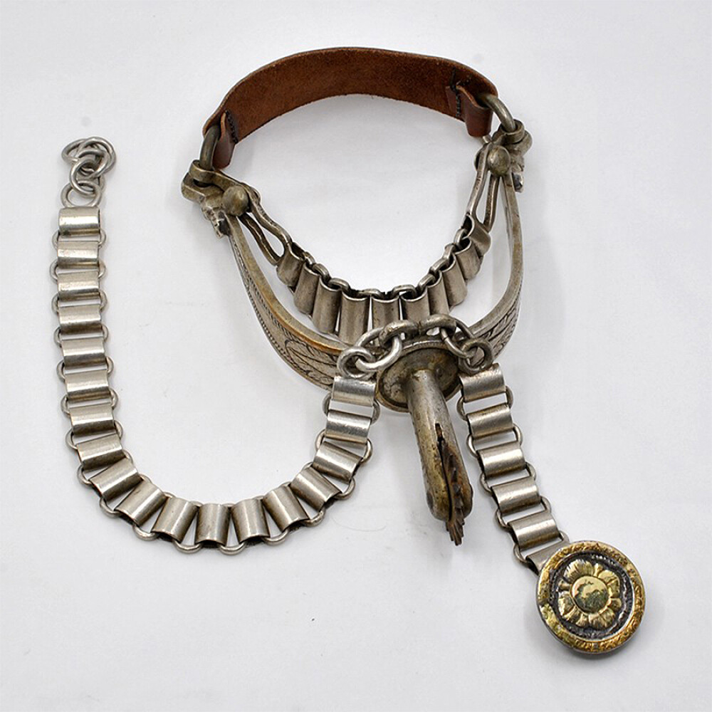 Par De Espuelas En Metal, Plata, Cuero Y Oro Par De Espuelas En Metal, Plata, Cuero Y Oro