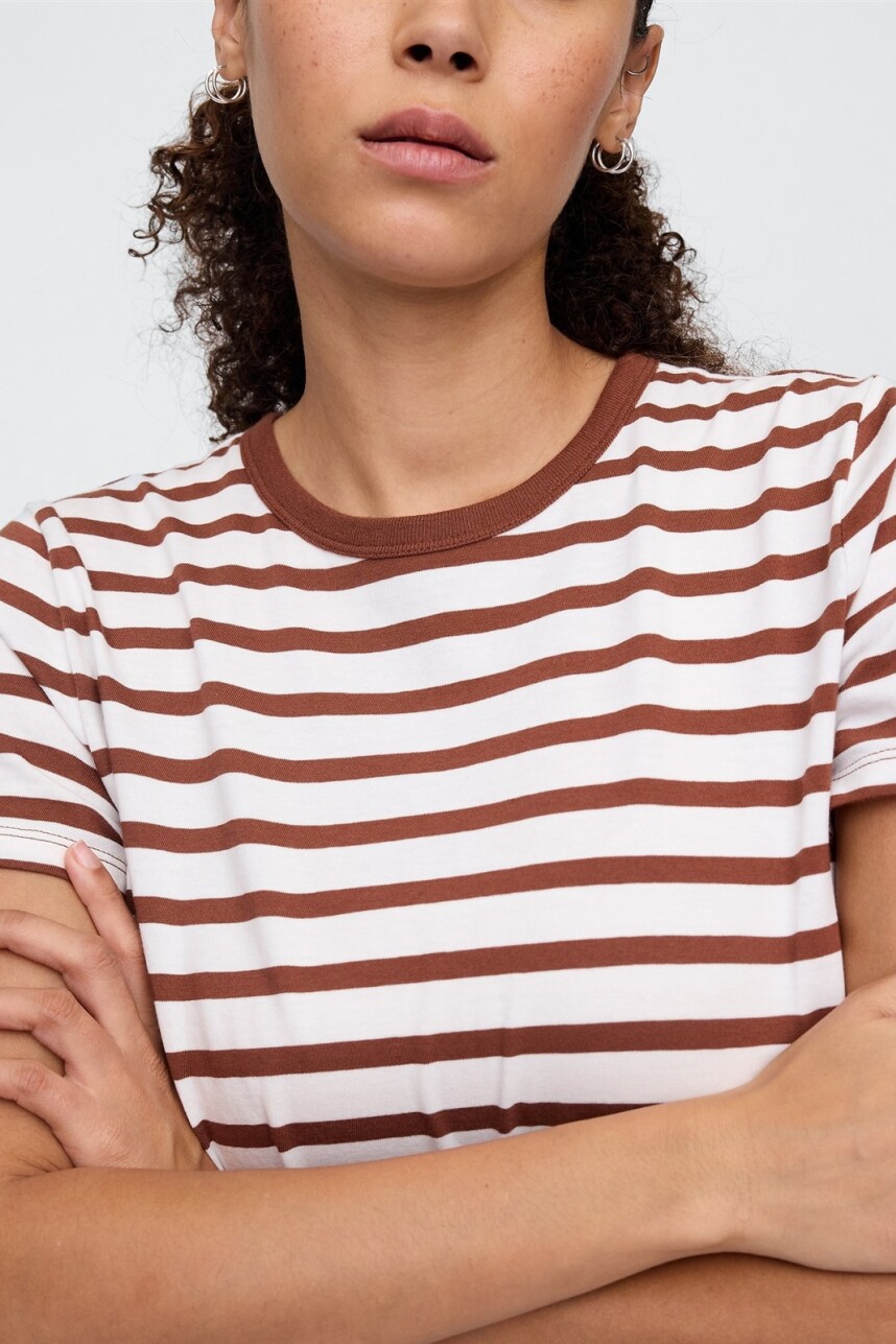 Remera A Rayas Cuello Redondo Mujer Root Brown