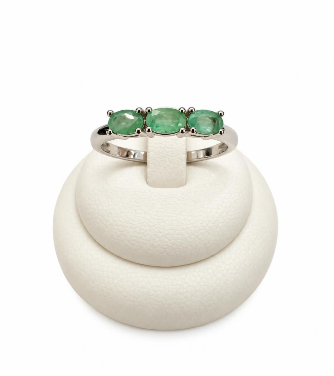 Anillo con tres Esmeraldas al centro 