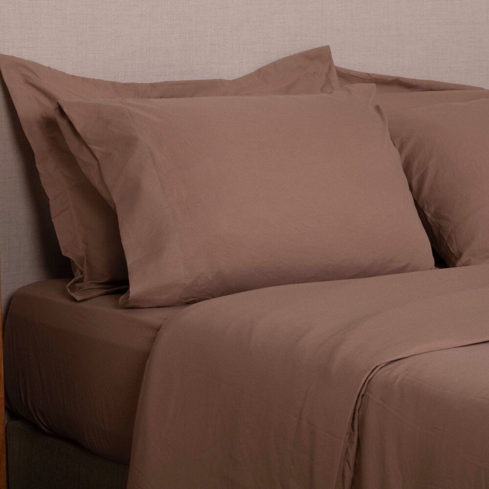 JUEGO DE SÁBANAS QUEEN POLIESTER MARRON PREWASHED CANELA