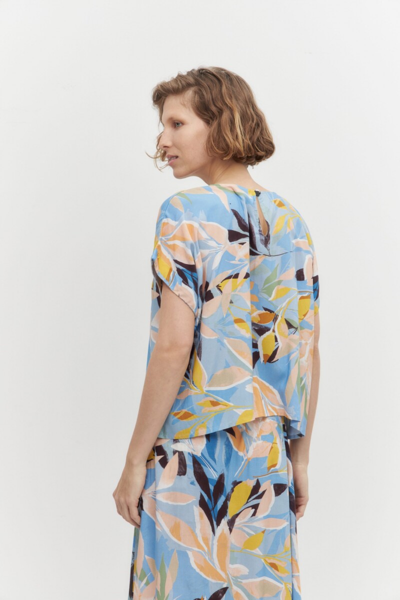 Blusa con estampa floral celeste