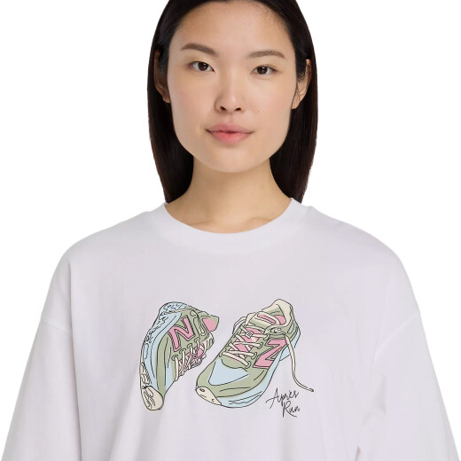 Remera New Balance Apres Run Shoe - Blanca Remera New Balance Apres Run Shoe - Blanca