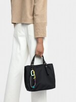Bolso Tote De Nylon Con Colgante negro
