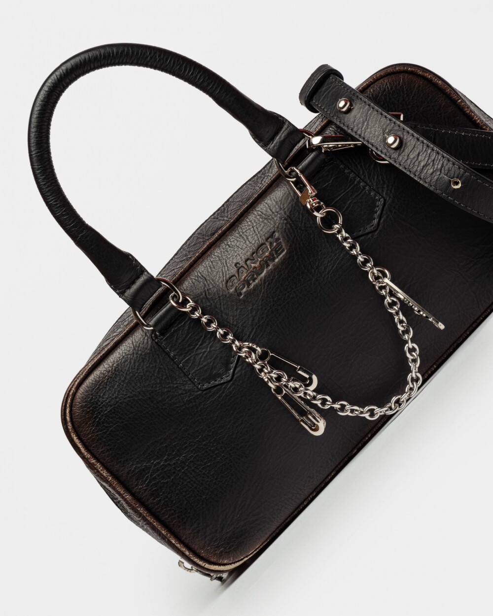 Cartera de Mano The Charmy Gang En Cuero Brush Off Negro