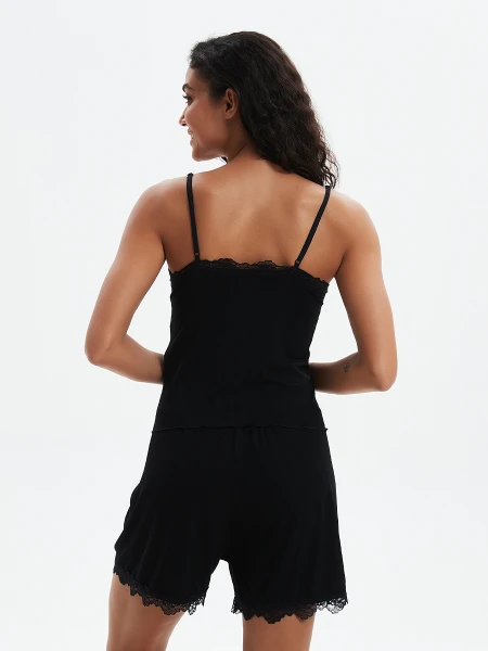 MUSCULOSA CON ENCAJE NEGRO