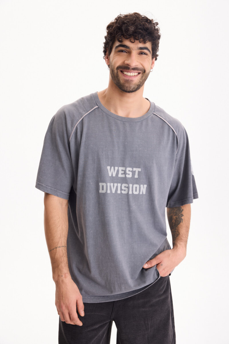 Remera Division Gris