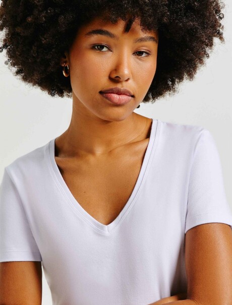 CAMISETA BÁSICA SLIM CUELLO EN V BLANCO
