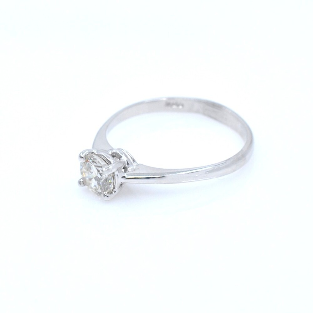 Anillo solitario en oro 18k blanco y brillante. Anillo solitario en oro 18k blanco y brillante.