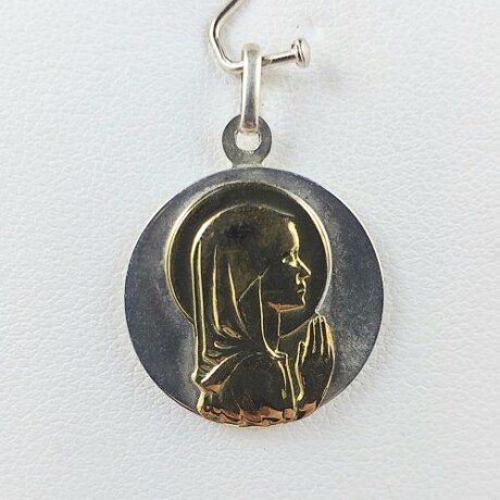 Medalla Religiosa de plata 925 con Virgen niña de oro 18 Ktes. Diámetro 1.8 cm y espesor 2 mm. Medalla Religiosa de plata 925 con Virgen niña de oro 18 Ktes. Diámetro 1.8 cm y espesor 2 mm.