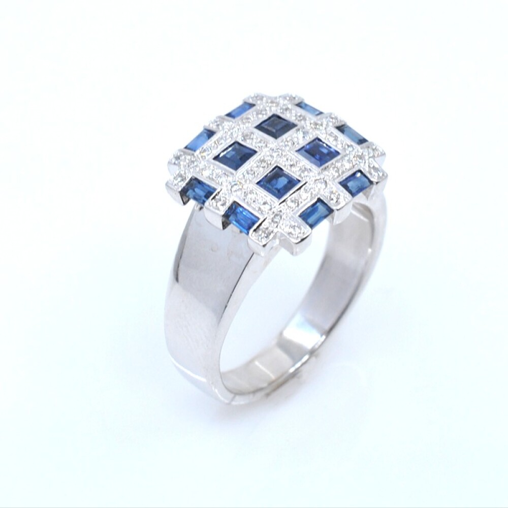 Anillo en oro 18k blanco, brillantes y zafiros. Anillo en oro 18k blanco, brillantes y zafiros.