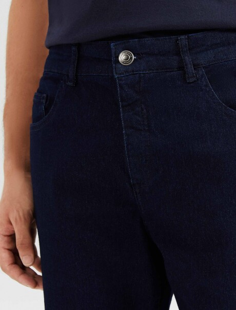 PANTALÓN DE JEAN MODELO RECTO AZUL