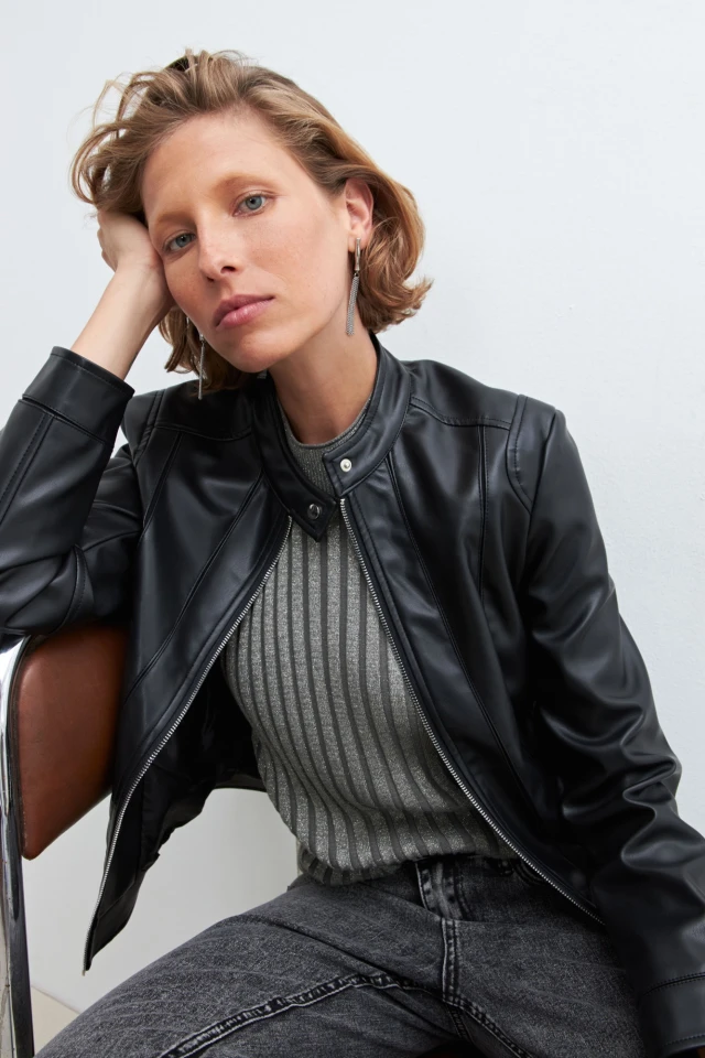 Chaqueta eco cuero con cortes en tul negro