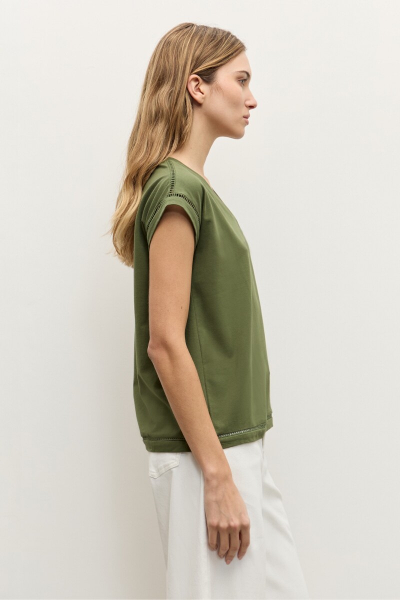 Remera con vainillas verde oliva