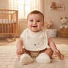 Set babero y zapatitos primer muda Carters blanco