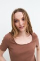 Remera m/c en rib cuello cuadrado TOSTADO