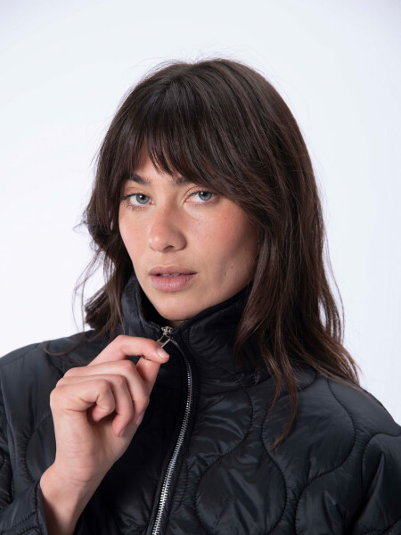Campera capitoneada Negro