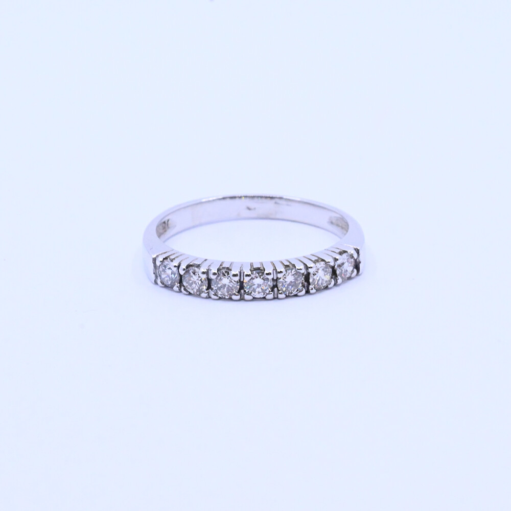 Anillo medio sin fin oro 18k blanco con 7 brillantes engarce 4 puntas. Anillo medio sin fin oro 18k blanco con 7 brillantes engarce 4 puntas.