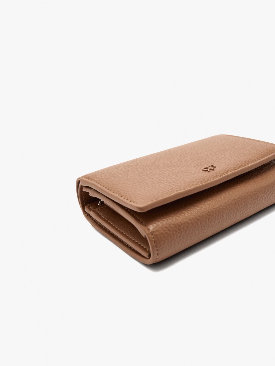 Cartera Con Textura Y Solapa camel