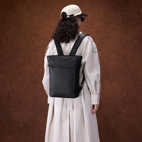 Mochila Gaston Luga Tate 11L Bolsillo Laptop Notebook 13" Color Negro